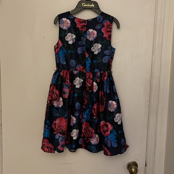 Girls dress size 8 - Picture 2 of 2